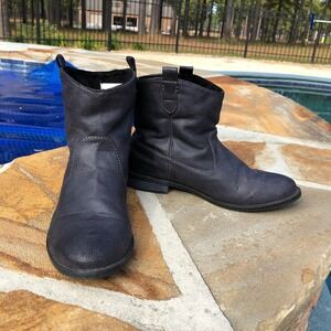 YOUR CLASSIC BLACK BOOTIES